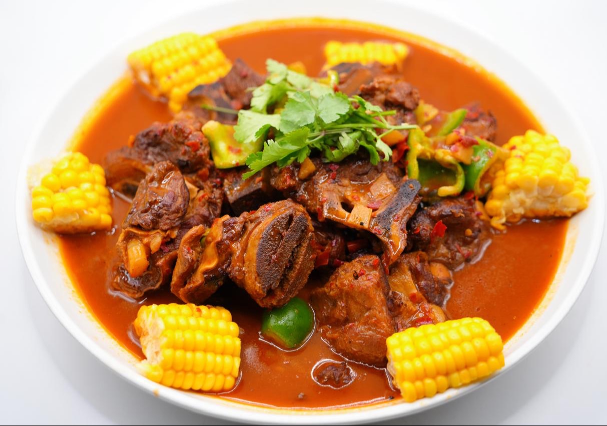 ضلوع لحم بقري مطهية بالصلصة الحمراء