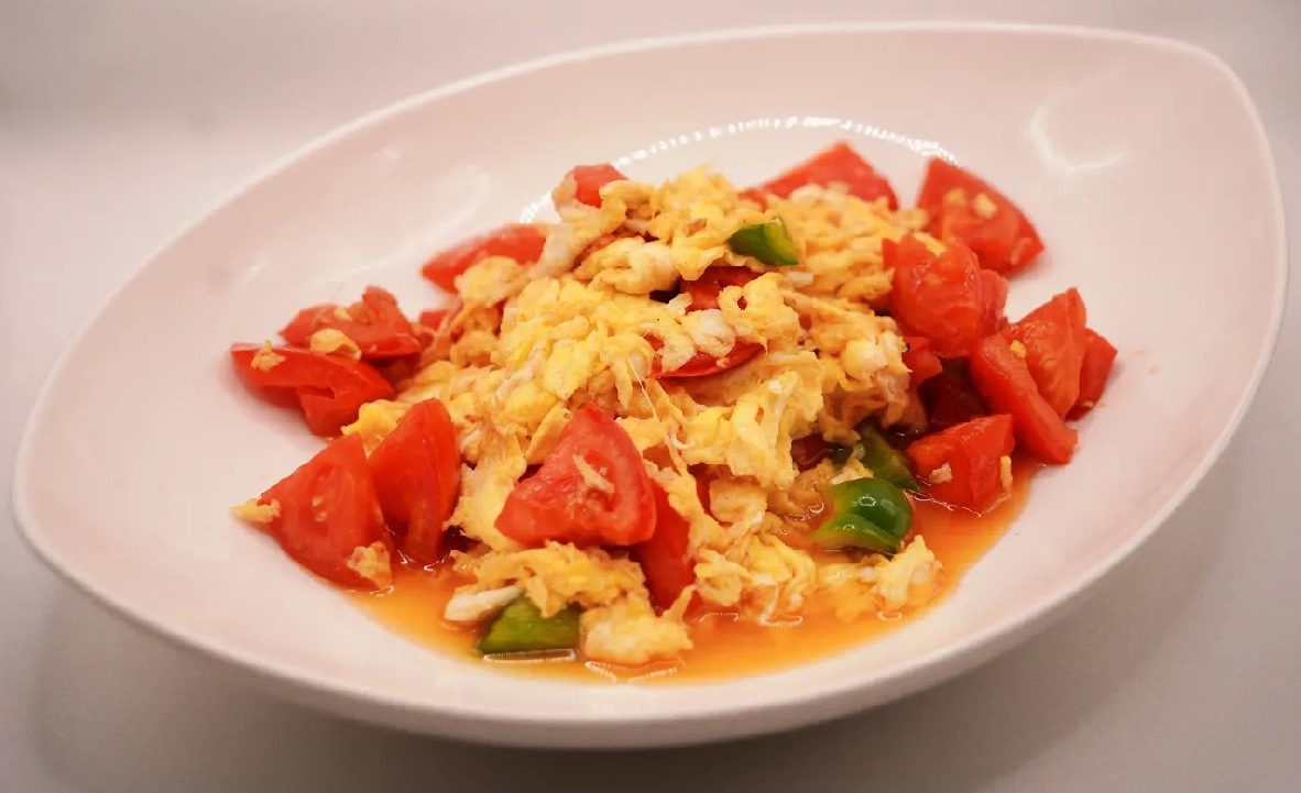 بيض مقلي بالطماطم