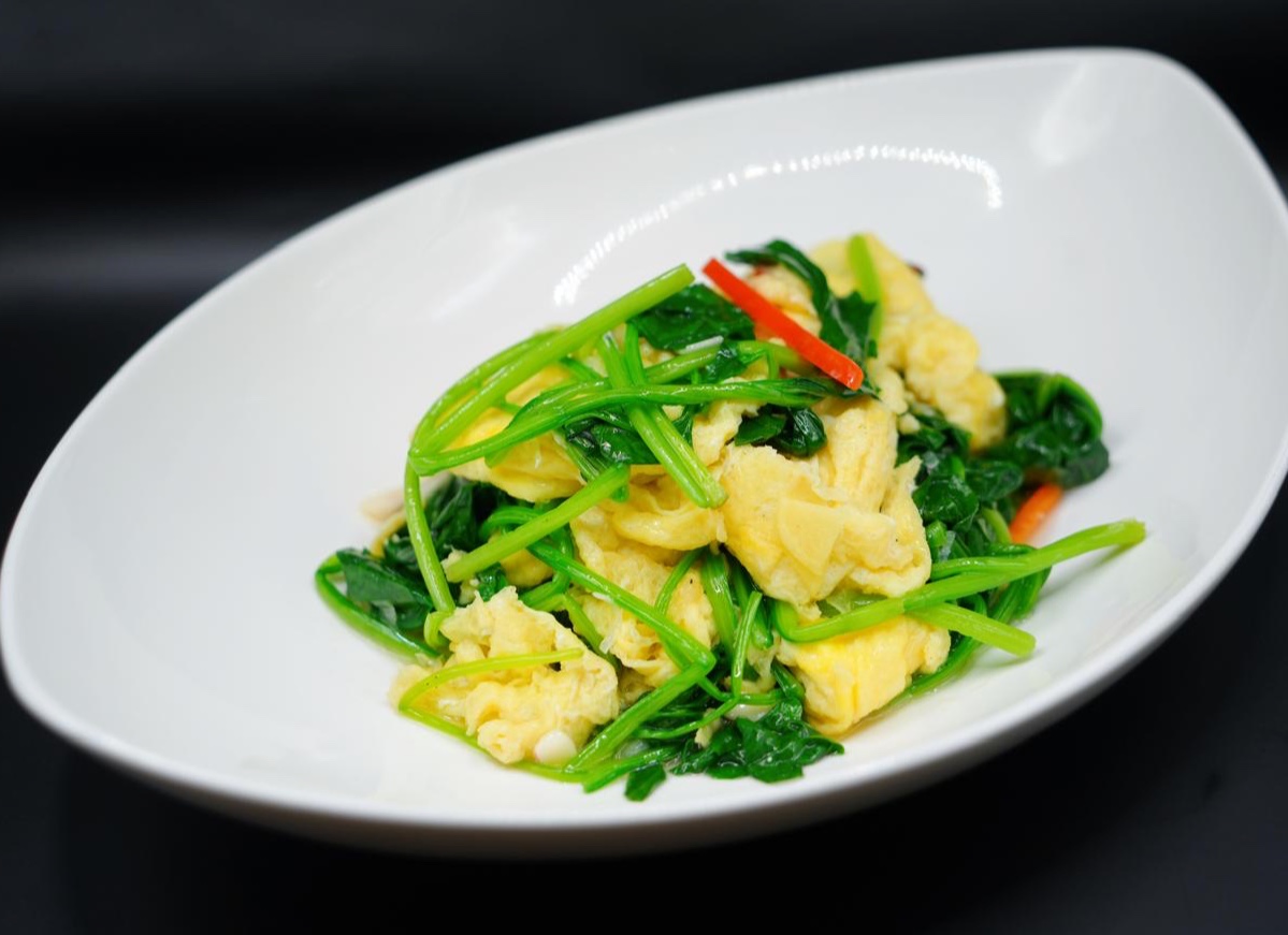 سبانخ مقلي بالبيض