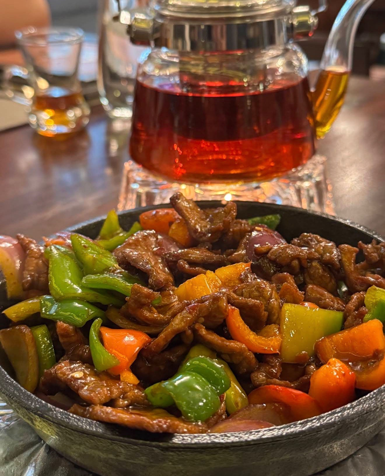 لحم البقر المقلي بالساج