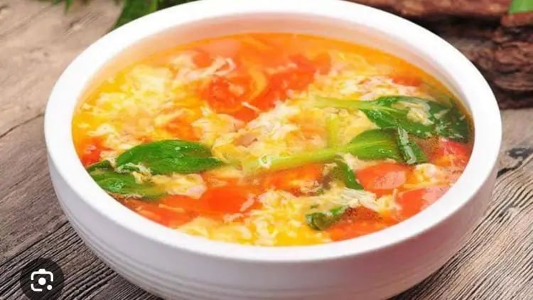 Domatesli yumurta çorba
